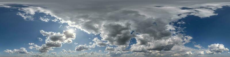 sömlös molnig blå skydome 360 hdri panorama se med grymt bra moln med zenit för använda sig av i 3d grafik eller spel som himmel kupol eller redigera Drönare skott foto