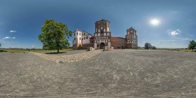 full sömlös sfärisk hdri 360 panorama nära enorm nygotiska slott, defensiv befästning och bostad i likriktad utsprång med zenit och, redo för vr virtuell verklighet innehåll foto