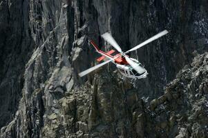 en helikopter är flygande över en klippig berg foto