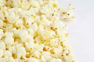 fyra färgrik skålar av popcorn på en vit yta foto
