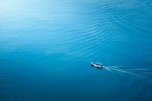 fiske båt reser i de skön blå hav. foto