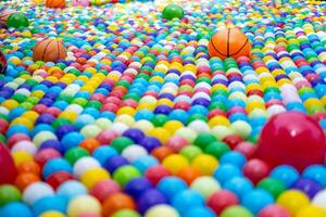 färgrik plast boll slå samman bakgrund, leksak bollar för unge foto