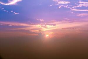 skön solnedgång molnig himmel från antenn se. flygplan se ovan moln foto