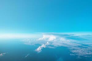 skön blå molnig himmel från antenn se. flygplan se ovan moln foto
