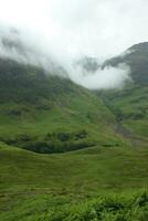 dimma och regn på de glencoe berg i skottland foto