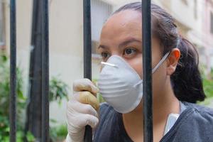 kvinna i skyddande mask i Rio de Janeiro, Brasilien