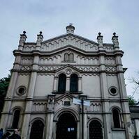 tempel synagoga är en synagoga i de kazimierz distrikt av Krakow, polen. mulen väder. molnig. foto