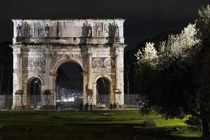 trajans romers båge fotograferad på natten foto