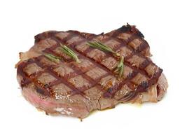 grillad nötkött biff med rosmarin och kryddor. isolerat på vit bakgrund. foto