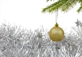 jul bakgrund med gyllene dekor boll foto