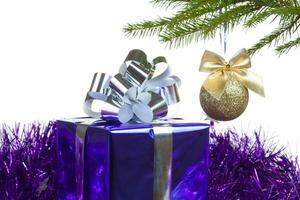 låda med jul gåva och dekorationer foto