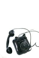 en svart telefon på en vit bakgrund foto