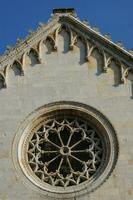 detaljer av de kyrka och klocka torn av pietrasanta Lucca foto