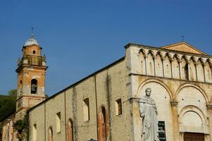 detaljer av de kyrka och klocka torn av pietrasanta Lucca foto