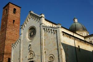 detaljer av de kyrka och klocka torn av pietrasanta Lucca foto