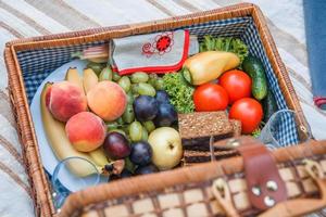 picknick korg med frukt och bröd på nära håll foto