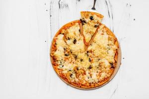skivad pizza med ingredienser på vit bakgrund foto