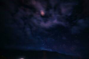 kväll natt himmel med miljon stjärna på de berg.abstrakt stjärna bakgrund. foto