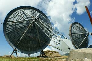 gammal och stor nedlagd radio antenner foto