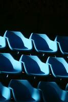 en rad av blå stolar foto