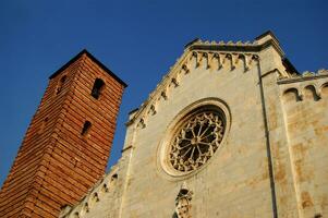 detaljer av de kyrka och klocka torn av pietrasanta Lucca foto