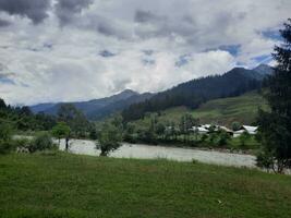 naturskön se av de naturlig skönhet av tao stånga, nål dal, kashmir. tao stånga är känd för dess frodig grön träd och naturlig skönhet. foto