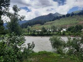 naturskön se av de naturlig skönhet av tao stånga, nål dal, kashmir. tao stånga är känd för dess frodig grön träd och naturlig skönhet. foto