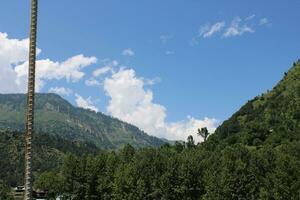 skön dag tid se av keran dal, neelam dal, kashmir. grön dalar, hög bergen och träd är synlig. foto