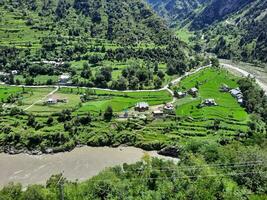 skön dag tid se av keran dal, neelam dal, kashmir. grön dalar, hög bergen och träd är synlig. foto