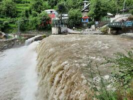 skön se av kutton vattenfall, nål dal, kashmir. kutton vattenfall är belägen i de frodig grön kullar av nål dal, kashmir. foto