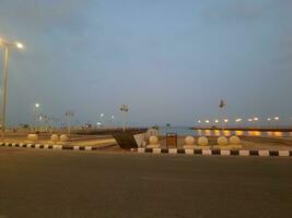 skön morgon- se av al qunfudhah strand, saudi arabien. de lampor på de strand är skapande en skön scen i de morgon. foto