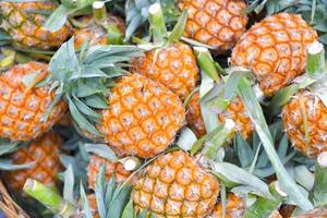 ananas på marknaden, bangkok, thailand foto