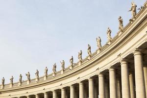 marmorskulpturer av påvarna på st. peters square i Vatikanstaten foto