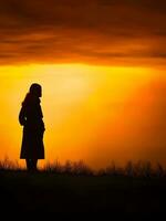 silhuett av en ensam kvinna står ensam foto