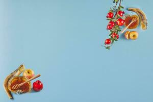 rosh hashanah baner - jewish ny år Semester begrepp. skål i de form av ett äpple med honung, äpplen, granatäpplen, shofar på blå bakgrund. foto