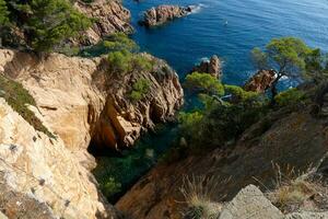 stenar och hav i de katalansk costa brava, medelhavs hav, blå hav foto