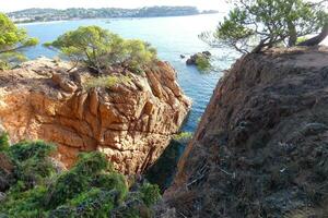 stenar och hav i de katalansk costa brava, medelhavs hav, blå hav foto