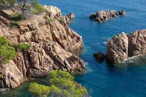 stenar och hav i de katalansk costa brava, medelhavs hav, blå hav foto