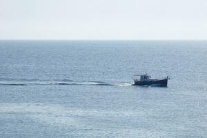 fiske fartyg återvändande från fiske i de medelhavs hav. foto