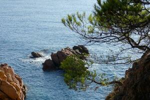 stenar och hav i de katalansk costa brava, medelhavs hav, blå hav foto