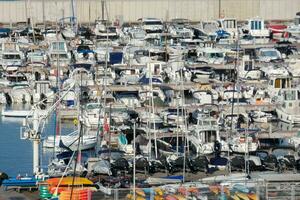 marina och fiske hamn i de stad av blanes på de katalansk kust. foto