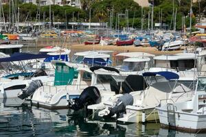 marina och fiske hamn i de stad av blanes på de katalansk kust. foto