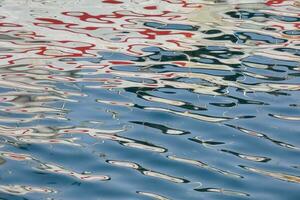 färgrik reflektioner i de vatten av en fiske hamn foto