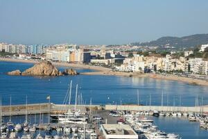 marina och fiske hamn i de stad av blanes på de katalansk kust. foto