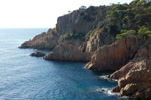 stenar och hav i de katalansk costa brava, medelhavs hav, blå hav foto