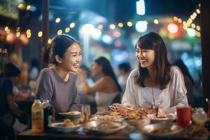 grupp av ung kvinna vänner äter lyckligt på en gata mat marknadsföra foto