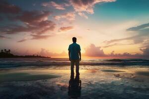 en man stående och ser på de himmel på de havet foto