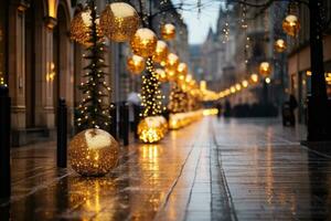 gyllene jul lampor belysande en stad gata. foto
