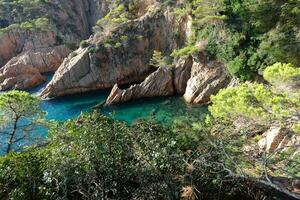 stenar och hav i de katalansk costa brava, medelhavs hav, blå hav foto