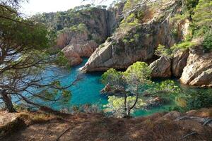 stenar och hav i de katalansk costa brava, medelhavs hav, blå hav foto